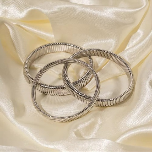 ◾️Silver Flexible Ribbed Designed Bracelet - Picture 10 of 16